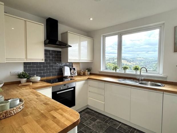 4 Woodleigh Close, Exeter after, photo 2 of 7